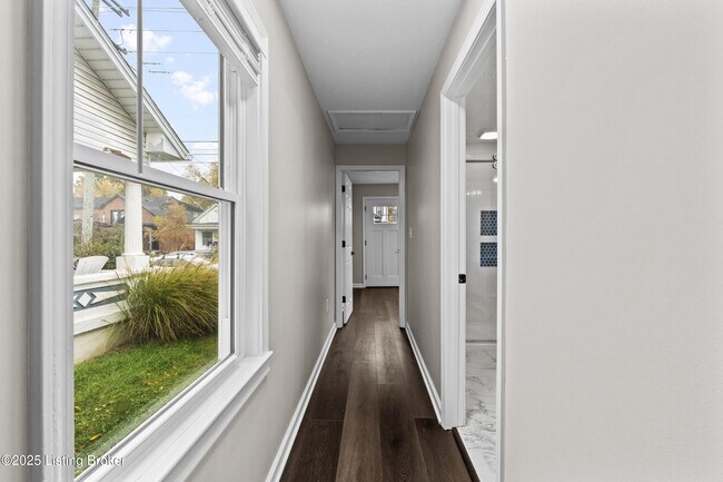 Building Photo - 1112 E Burnett Ave