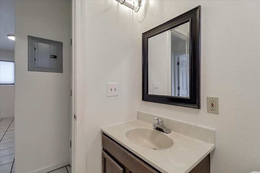 Building Photo - 336 Chesley Ave
