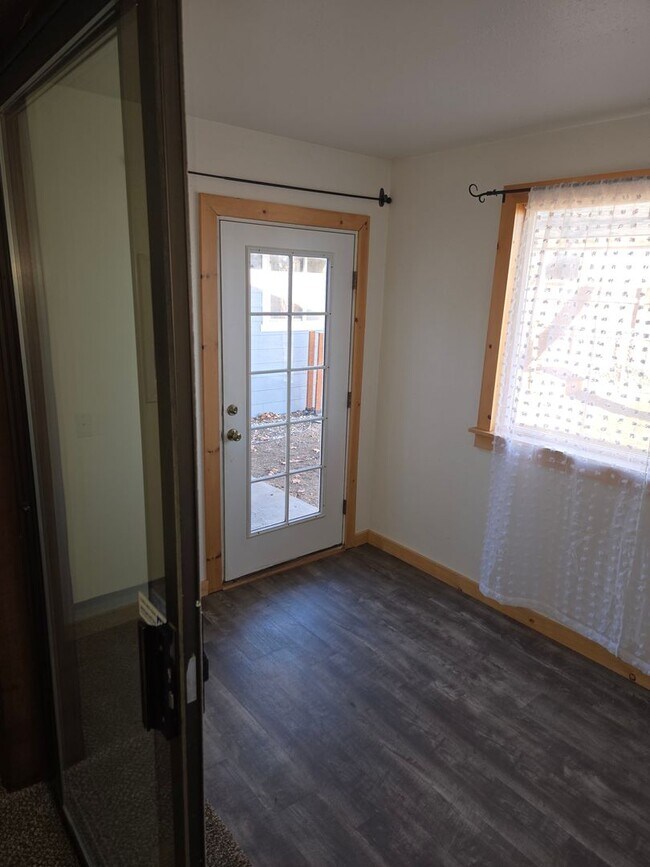 Building Photo - Beautiful Hermiston Home offers a perfect balance of comfort and convenience