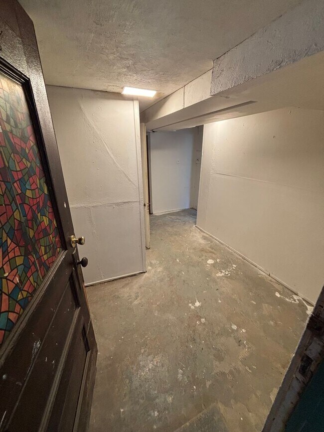 Building Photo - 709 W 21st St