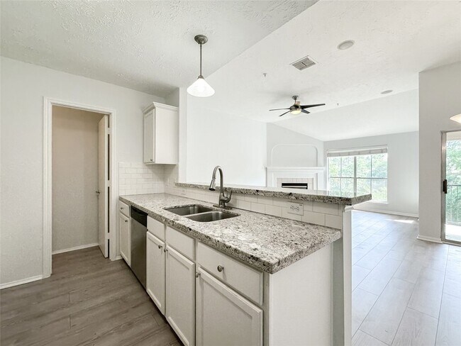 Building Photo - 8051 Bay Branch Dr