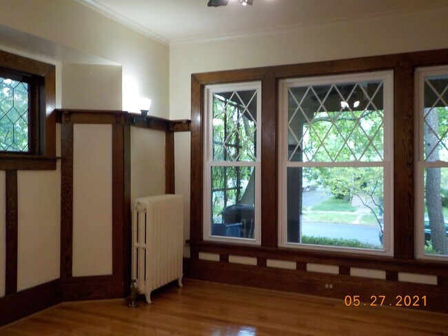 Building Photo - Available 6/1/25 Charming Two Story Single...