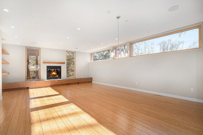 Building Photo - "Modern 4-Bed Boulder Retreat with Granite Elegance & Finished Basement!"