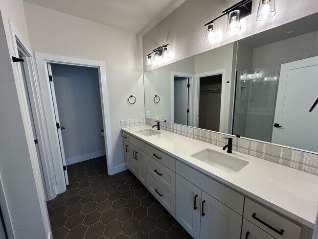 Building Photo - 20211 Glen Vista Rd