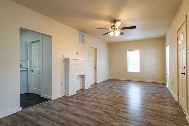 Building Photo - * Move-In Special * Cozy 3 Bed, 1 Bath Hom...