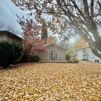 Building Photo - 522 W Summit Ave