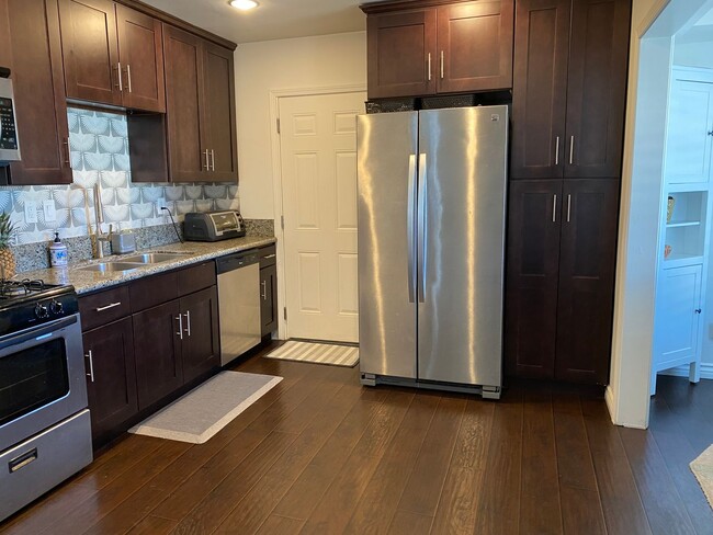 Building Photo - Beautiful Single-Story 2 Bedroom, 1 Bath w...