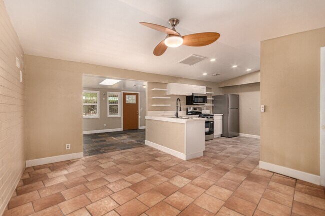 Building Photo - 350 E Kelso St