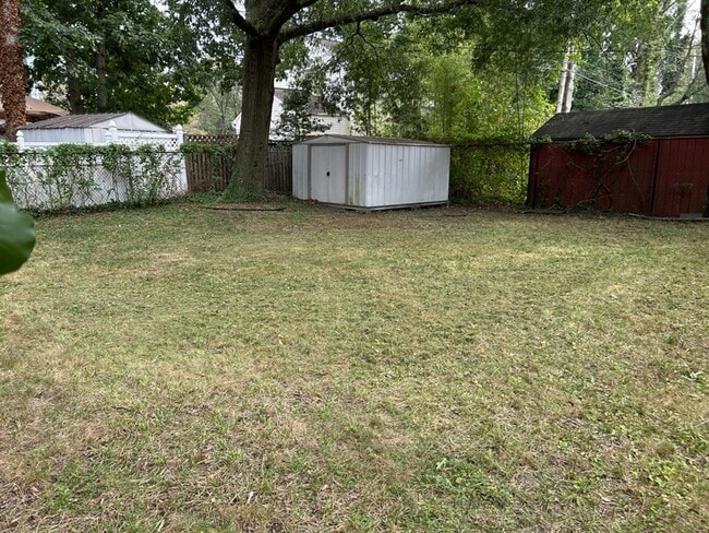 Building Photo - !! $500 OFF 2nds  MONTH'S RENT!!! Charming 3BR 2BA Home w/ Updated Kitchen + Large Front and Back...