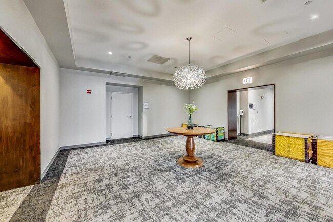 Building Photo - 8 E Randolph St