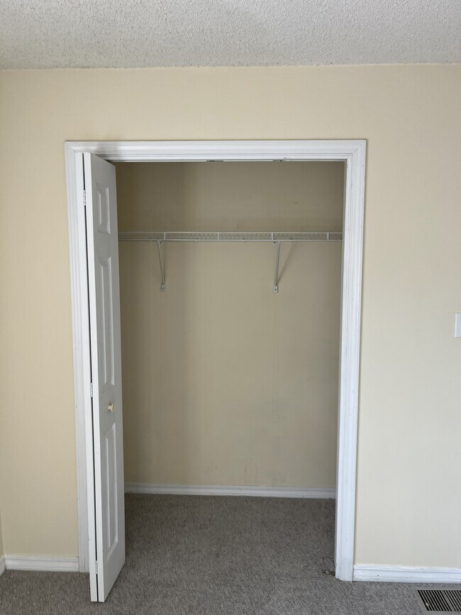 Building Photo - 824 Stonegate Ct