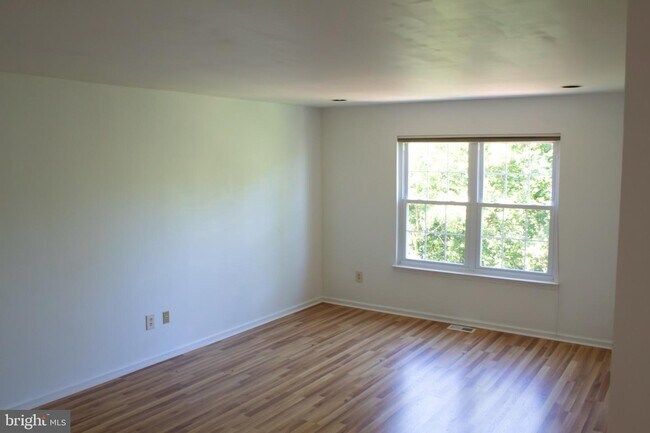 Building Photo - 432 Country Club Dr