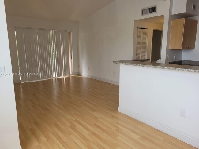 Building Photo - 7910 N Nob Hill Rd