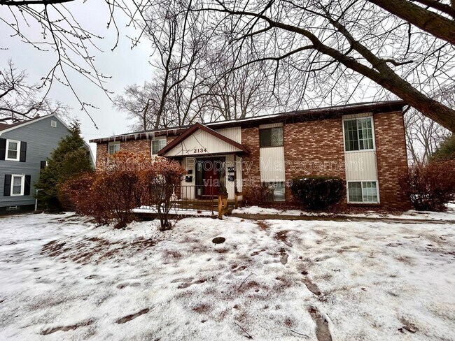 Building Photo - 2134 McKee Ave SW