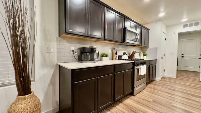 Building Photo - 5 Bedroom / 3 Bath Home with Fully Fenced ...