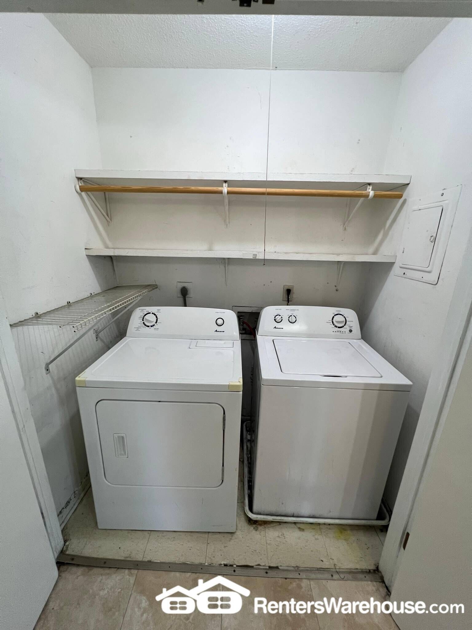 Building Photo - 912 E Railroad Ave