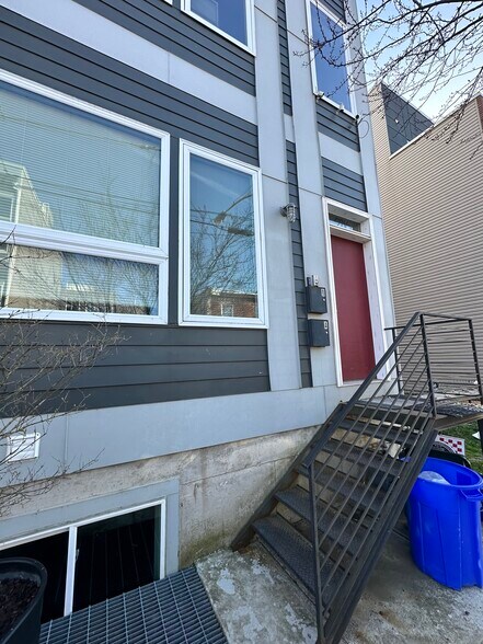 Building Photo - 2716 W Cabot St