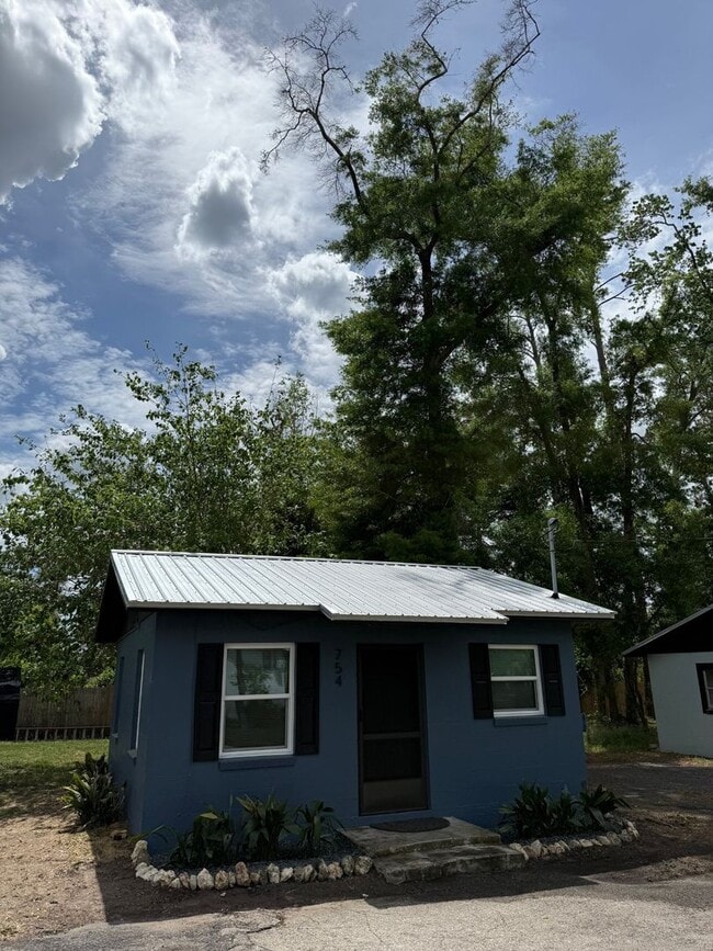 Building Photo - Cozy bungalow with in-unit washer and dryer near colleges