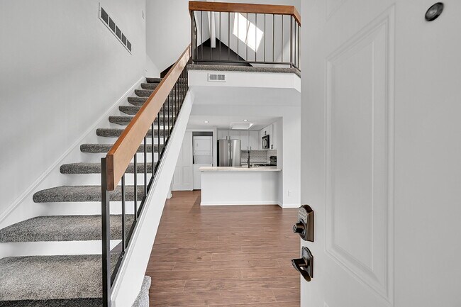 Building Photo - $2,195 - 1 Bed, 1 Bath Updated Lofted Cond...
