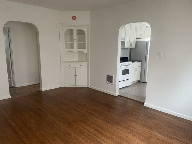 Building Photo - Charming Vintage 2 Bedroom 1 Bathroom Home