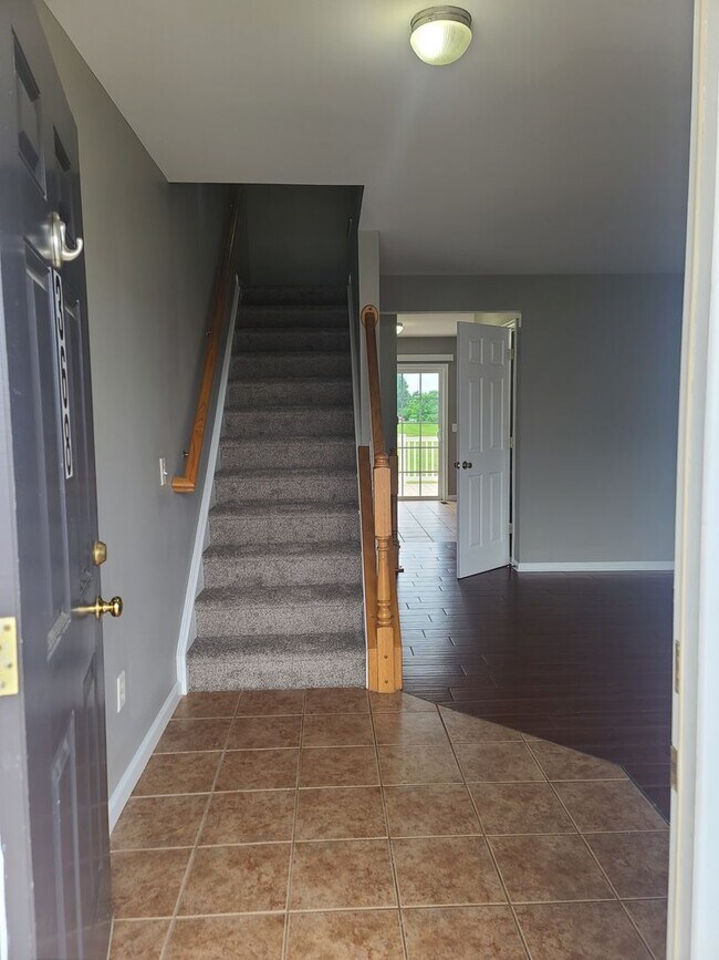 Building Photo - 3 Bed 2.5 Bath Townhome Ready for You in W...
