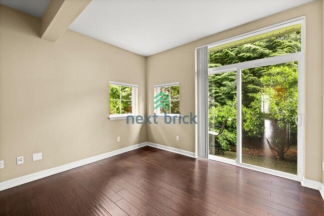 Building Photo - 3 Bed 2.5 Bath End Unit Townhome is Available for Rent!