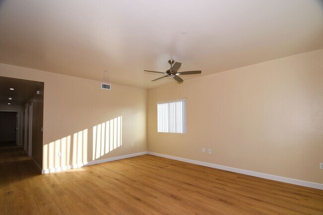 Building Photo - 571 Moss St