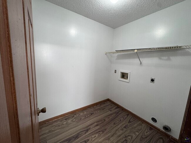 Building Photo - 111 Rainbow Ave