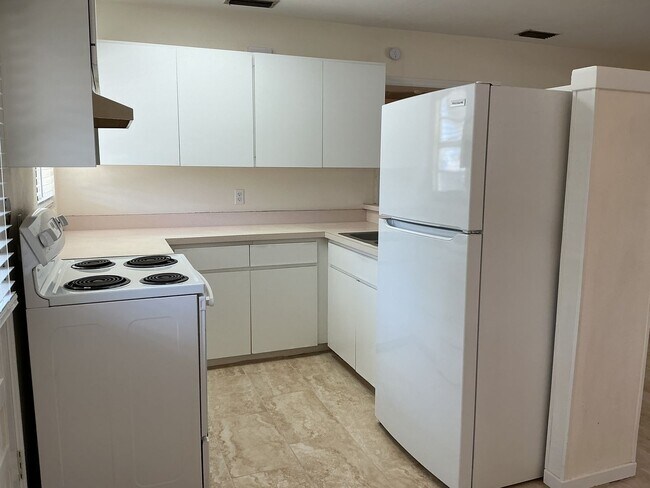 Building Photo - 2BR Home Near Merchants Walk, Walmart & Polk Parkway