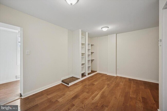 Building Photo - 237 Roxborough Ave