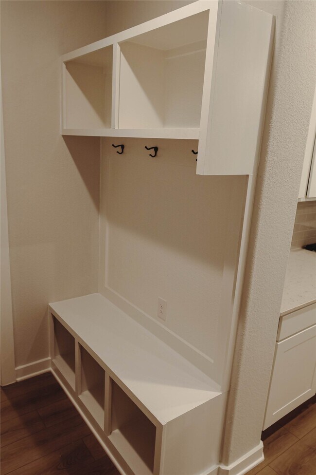 Building Photo - 16 Courageous Side Way