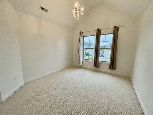 Building Photo - 5 bed, 3 bath Nest in Surrey Meadows