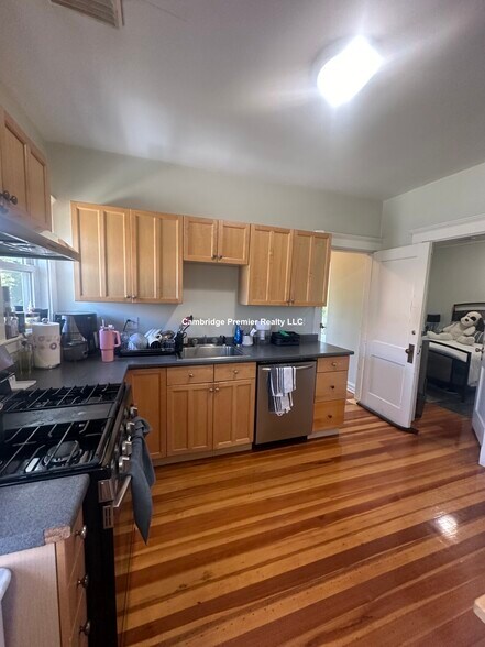 Building Photo - 399 School St