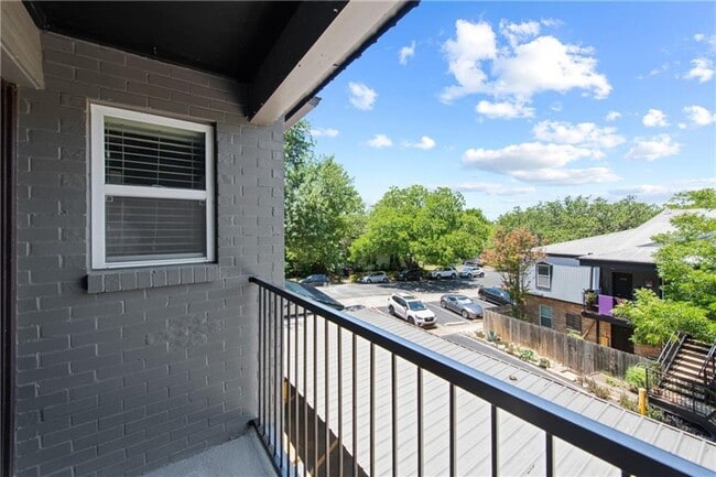 Building Photo - AVAILABLE NOW: 1 BR / 1 BA - Heart of Soco - SS Appliances - Minutes from DT