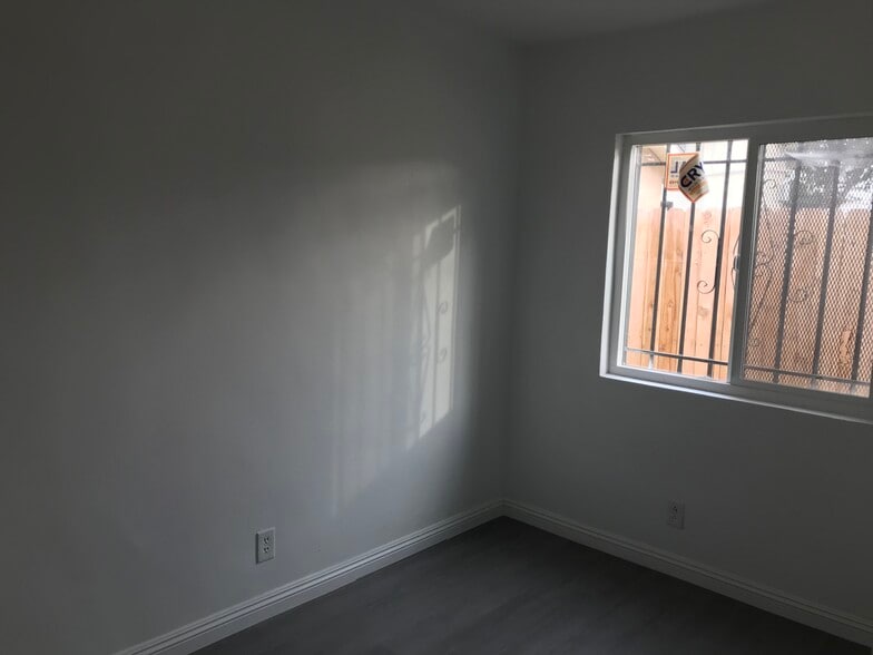 Building Photo - 1030 E 21st St