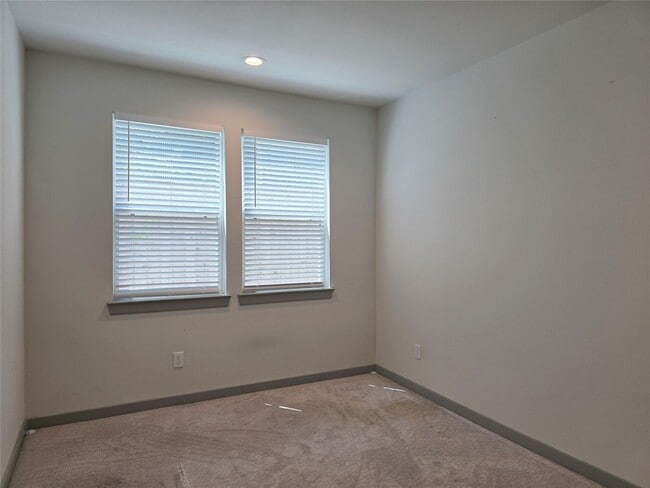 Building Photo - 611 Emile St