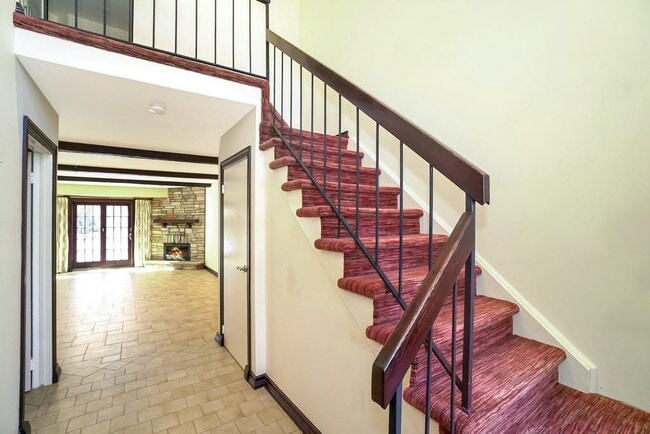 Building Photo - 16 Club Dr S