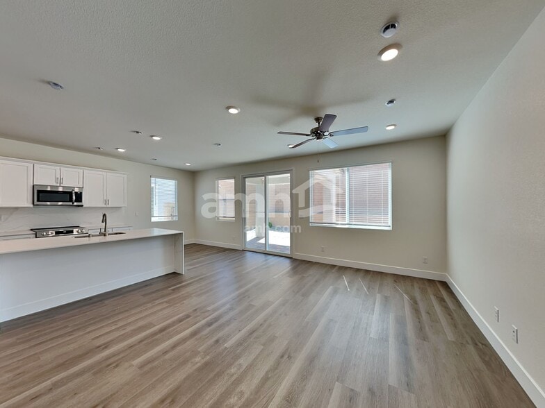 Building Photo - 10455 Marias St