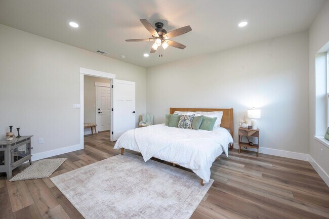 Building Photo - 2775 Village Dr