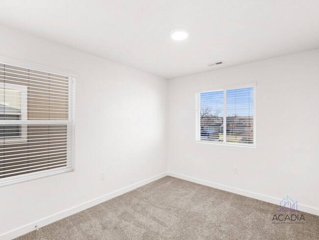 Building Photo - Spacious 3 Bed/2.5 Bath Townhome in Magna Community!