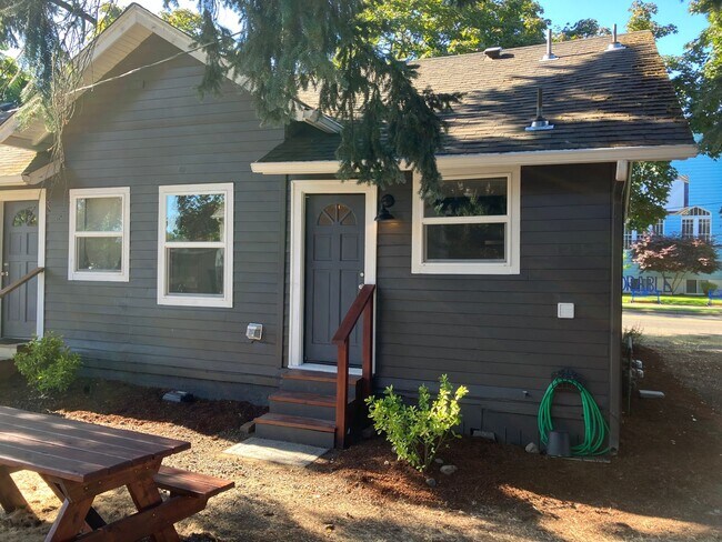 Building Photo - Remodeled One Bedroom Apartment in North S...