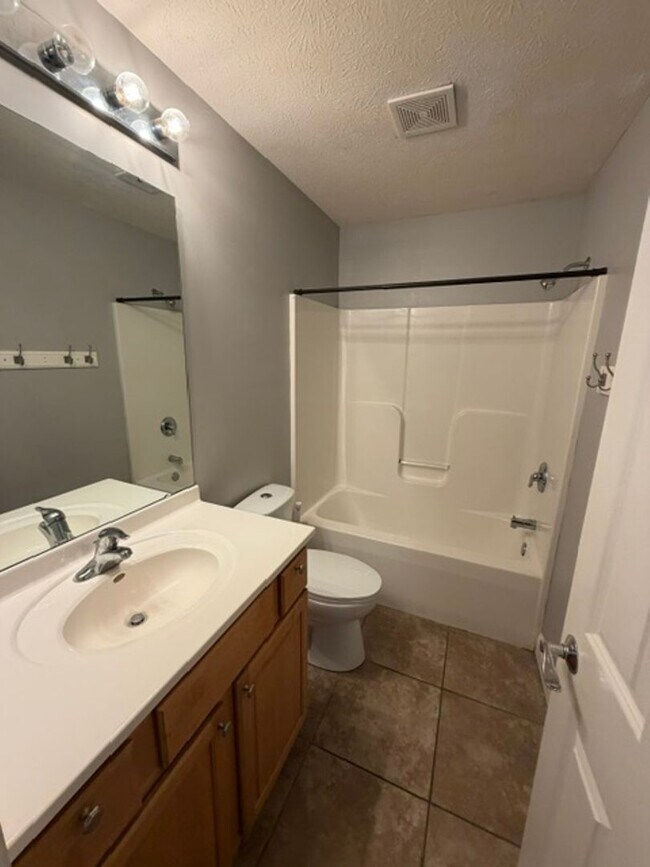 Building Photo - 410 Goldenrod Dr