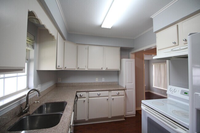 Building Photo - 403 W James St