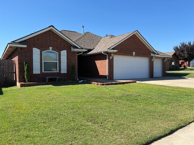 Building Photo - Beautiful 3 Bedroom