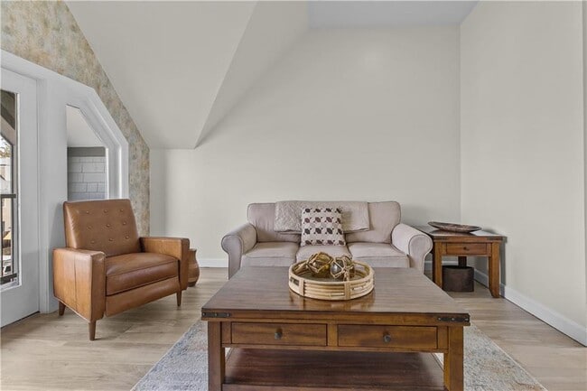 Building Photo - 580 Thames St