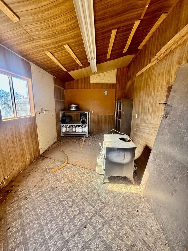 Building Photo - Beautifully Remodeled Three Bedroom Home on 2 Acres with Horse Privileges in Hurricane