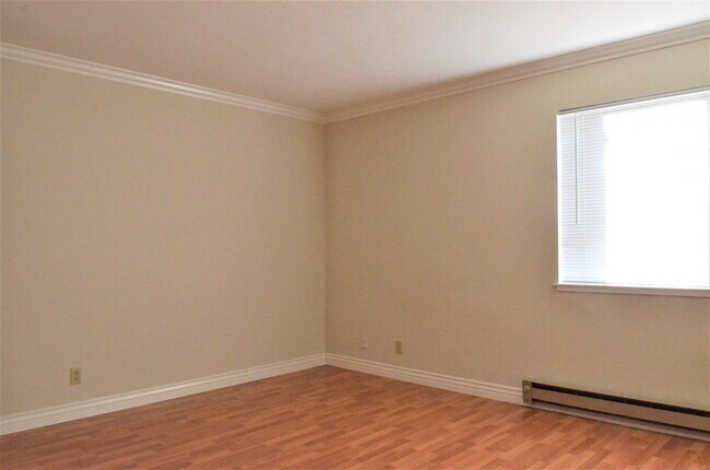 Building Photo - Ground Floor Condo in Wonderful Warm Sprin...