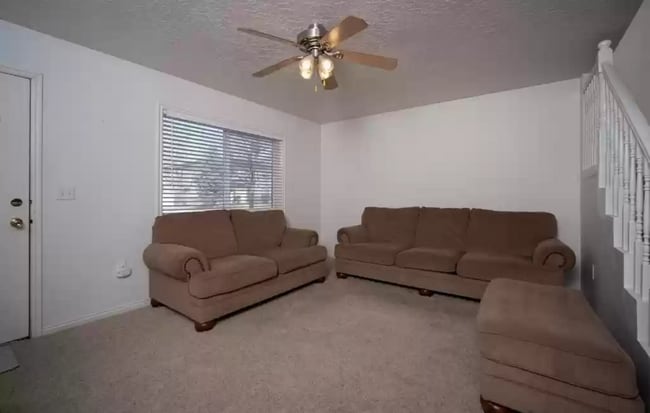 Building Photo - 2 bed 1.5 bath unit in the Meadows-$100 of...