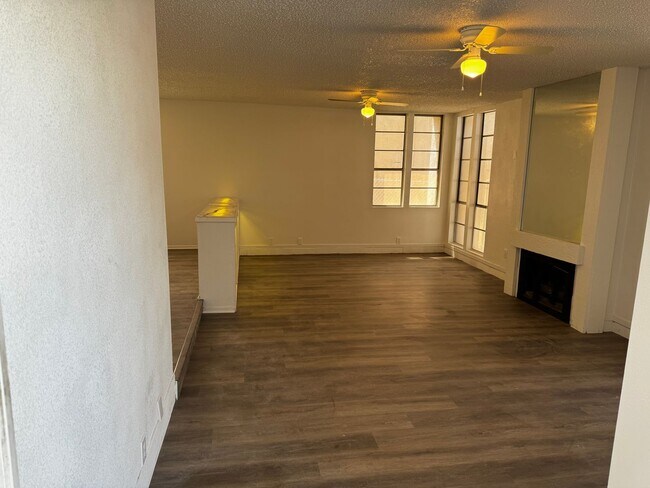 Building Photo - 3 BEDROOM 2 BATH, FIRST FLOOR UNIT
