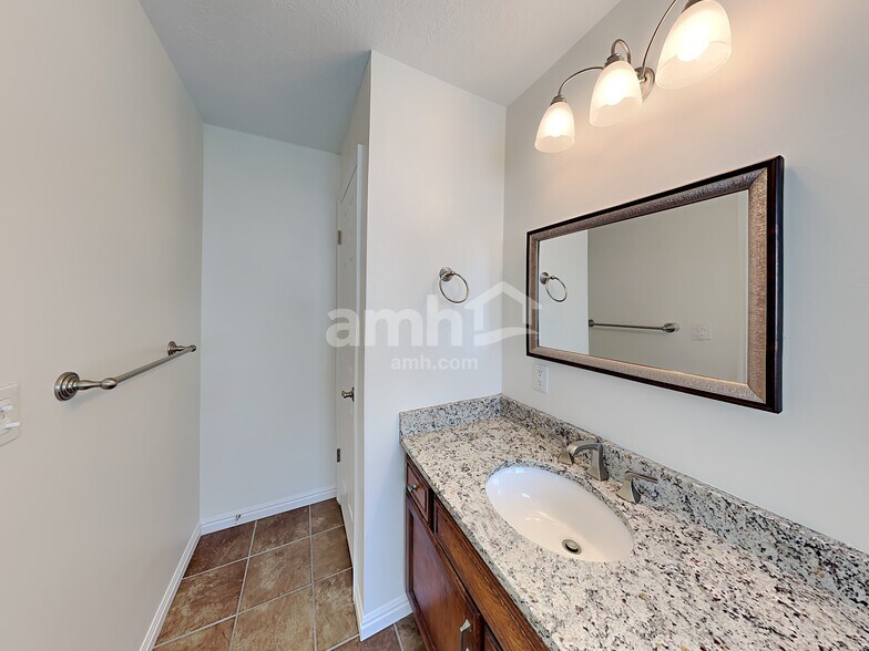 Building Photo - 5069 S Vista Dr